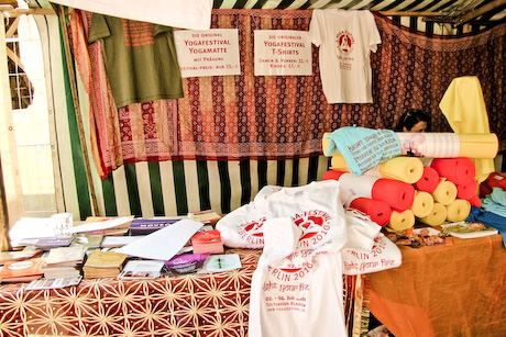 Foto vom Stand des Yogafestivals auf dem Marktplatz